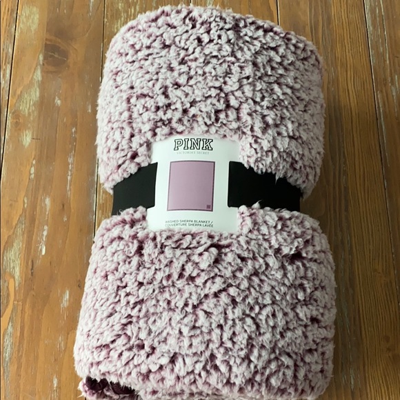 NEW VS PINK washed Sherpa Blanket - Picture 4 of 5